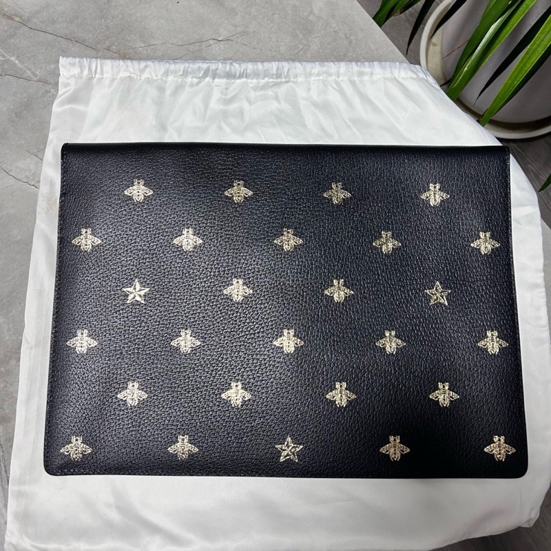GUCCI古馳！黑金蜜蜂燙金限量款插扣手包，可以放A4紙放合同放iPad-1