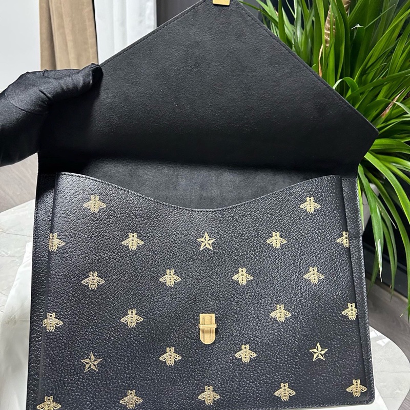 GUCCI古馳！黑金蜜蜂燙金限量款插扣手包，可以放A4紙放合同放iPad-2