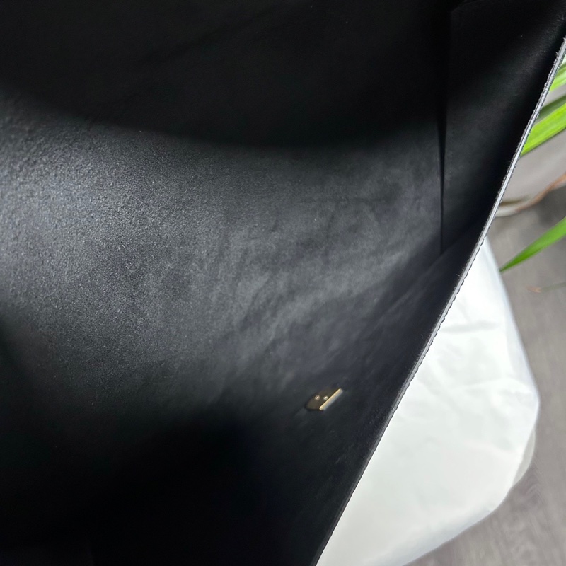 GUCCI古馳！黑金蜜蜂燙金限量款插扣手包，可以放A4紙放合同放iPad-3