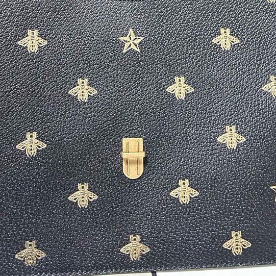 GUCCI古馳！黑金蜜蜂燙金限量款插扣手包，可以放A4紙放合同放iPad-4