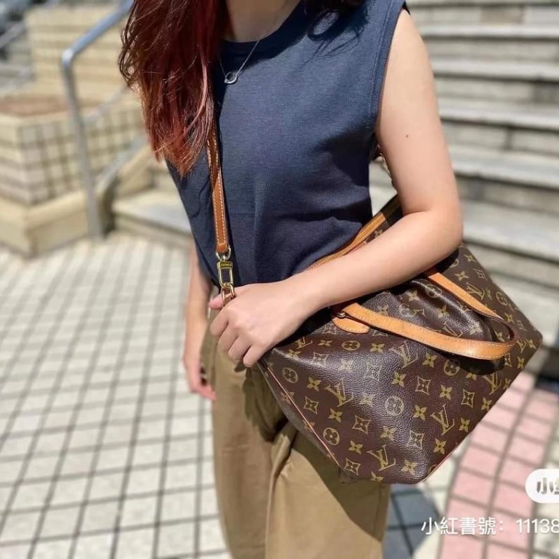 LV Louis Vuitton原花抓皺拉鍊三用水餃包/ M40145手提、肩背，斜跨-69