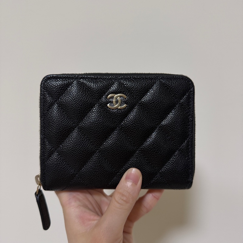 Chanel 黑荔枝皮銀釦拉鏈短夾-0