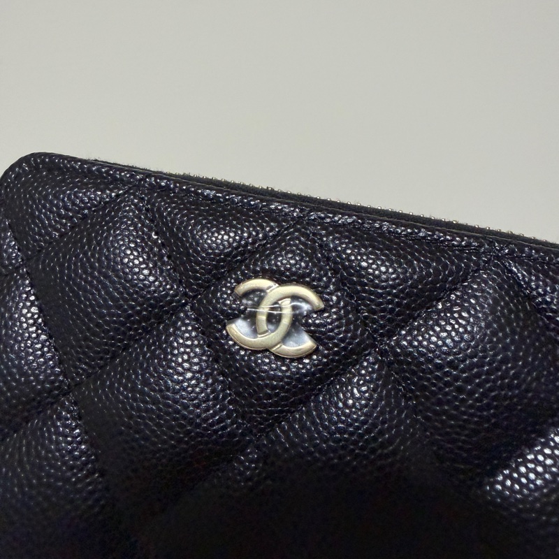 Chanel 黑荔枝皮銀釦拉鏈短夾-1