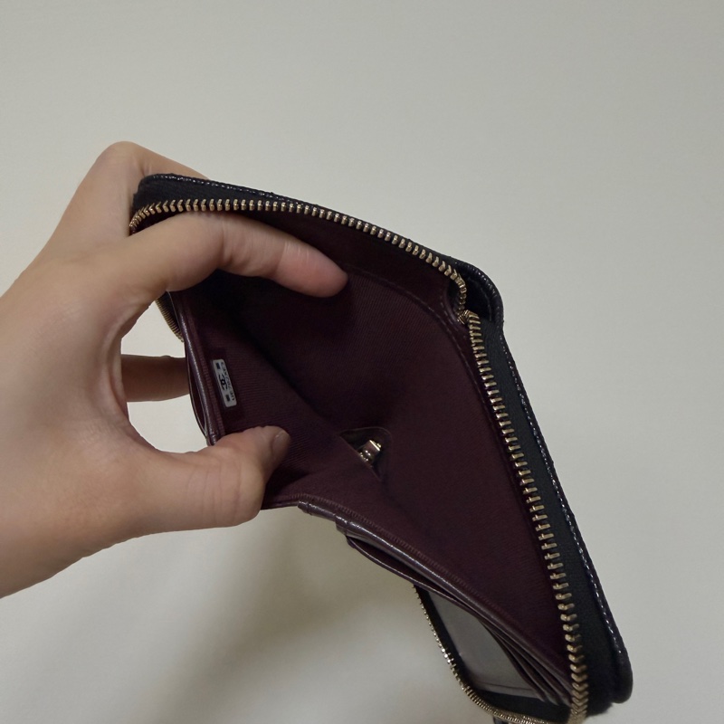 Chanel 黑荔枝皮銀釦拉鏈短夾-10