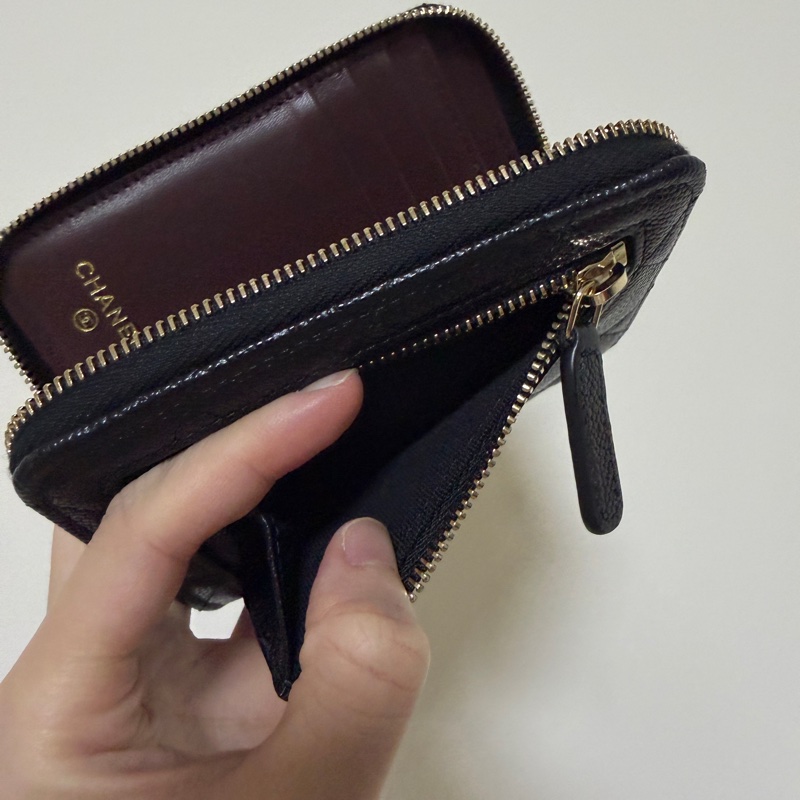 Chanel 黑荔枝皮銀釦拉鏈短夾-11