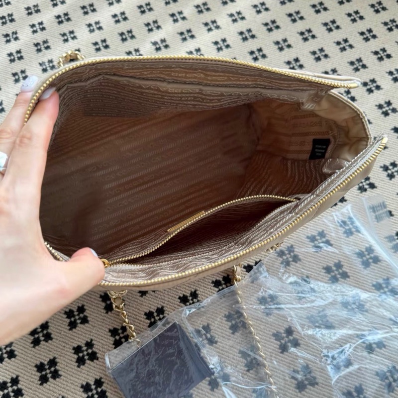 全新🈶2026購證❤️ prada #奶茶色 #降落傘 #新款 #托特包-9