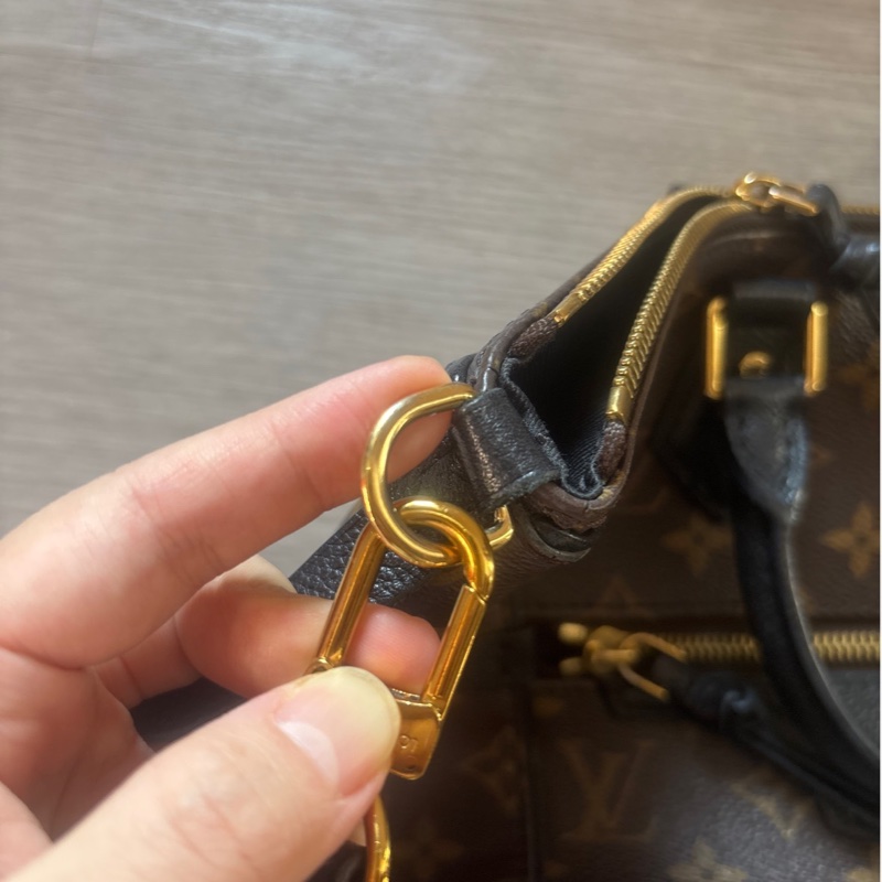 LV可手提、斜背兩用包，斜背袋可拆-3