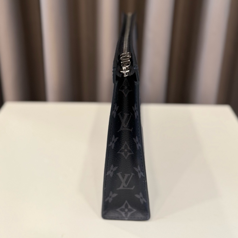 （全新閒置未用）Louis vuitton路易威登LV POCHETTE VOYAGE MM經典Eclipse帆布拉鍊手拿包-2