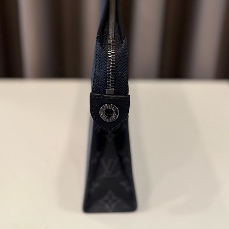 （全新閒置未用）Louis vuitton路易威登LV POCHETTE VOYAGE MM經典Eclipse帆布拉鍊手拿包-3