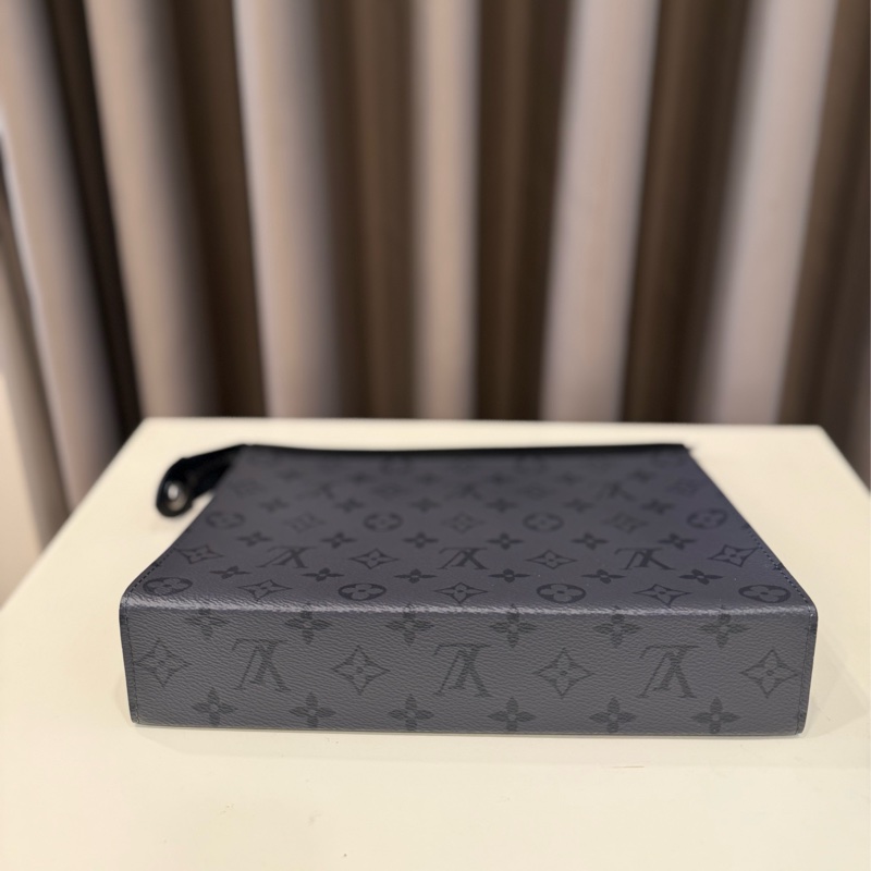 （全新閒置未用）Louis vuitton路易威登LV POCHETTE VOYAGE MM經典Eclipse帆布拉鍊手拿包-4