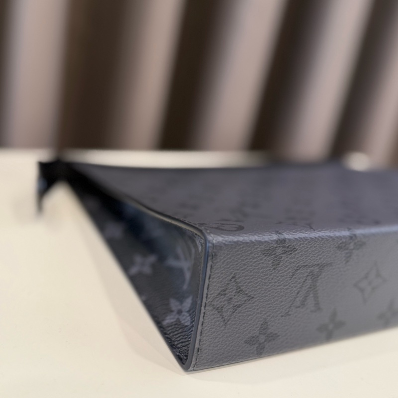 （全新閒置未用）Louis vuitton路易威登LV POCHETTE VOYAGE MM經典Eclipse帆布拉鍊手拿包-6