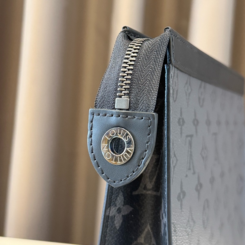 （全新閒置未用）Louis vuitton路易威登LV POCHETTE VOYAGE MM經典Eclipse帆布拉鍊手拿包-9