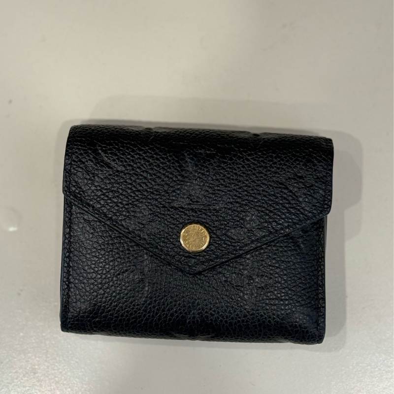 （超級甜價✨）Louis Vuitton路易威登LV Monogram ZOE 牛皮壓紋零錢袋短夾-0