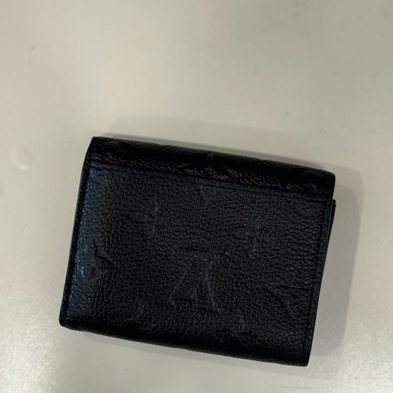 （超級甜價✨）Louis Vuitton路易威登LV Monogram ZOE 牛皮壓紋零錢袋短夾-1