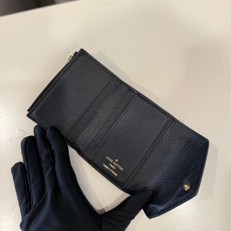 （超級甜價✨）Louis Vuitton路易威登LV Monogram ZOE 牛皮壓紋零錢袋短夾-2