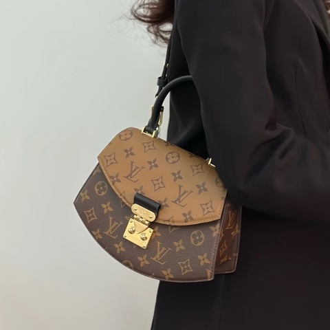 品味巔峰🥹❤️‍🔥Lv路易威登秀款焦糖棕老花拼皮金扣扇子包手提單肩斜挎包