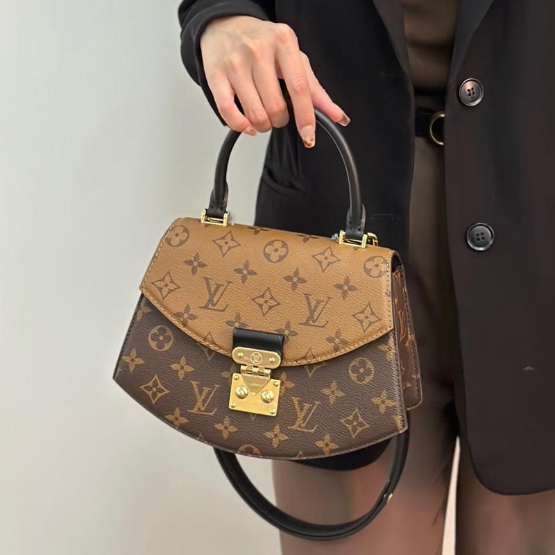 品味巔峰🥹❤️‍🔥Lv路易威登秀款焦糖棕老花拼皮金扣扇子包手提單肩斜挎包-1