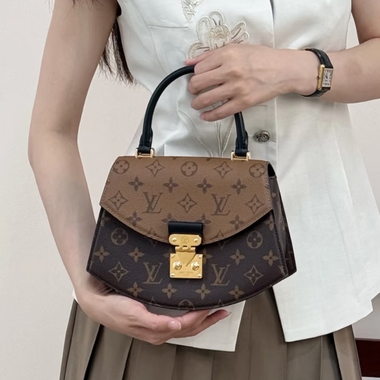 品味巔峰🥹❤️‍🔥Lv路易威登秀款焦糖棕老花拼皮金扣扇子包手提單肩斜挎包-2