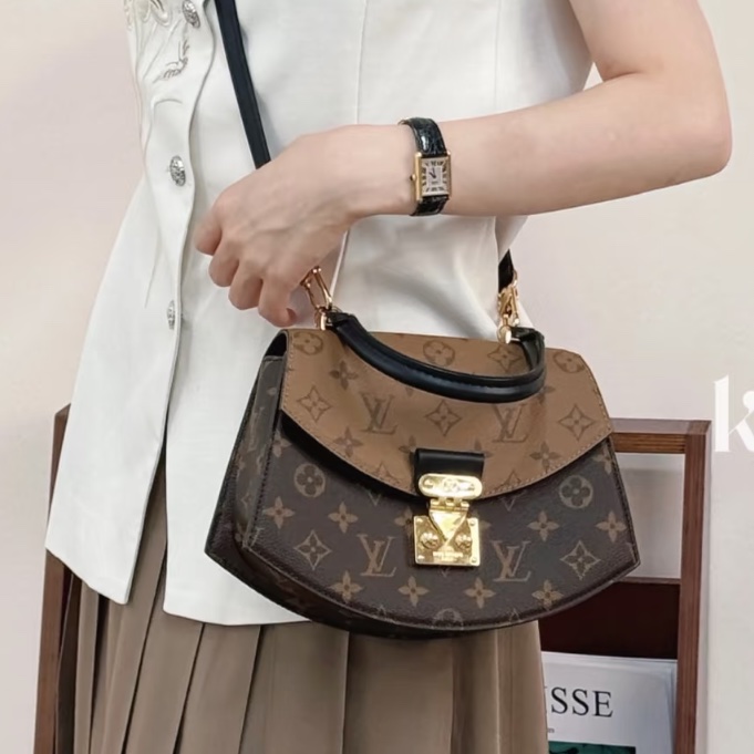 品味巔峰🥹❤️‍🔥Lv路易威登秀款焦糖棕老花拼皮金扣扇子包手提單肩斜挎包-4