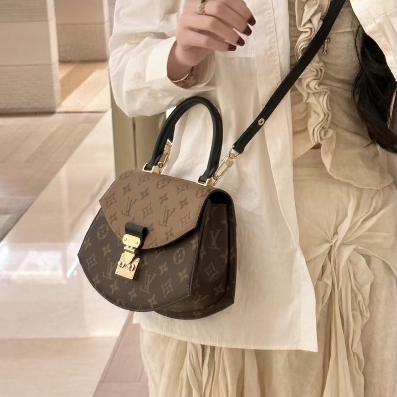 品味巔峰🥹❤️‍🔥Lv路易威登秀款焦糖棕老花拼皮金扣扇子包手提單肩斜挎包-6