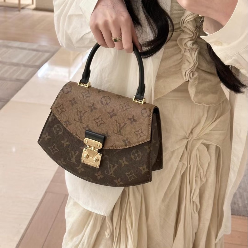 品味巔峰🥹❤️‍🔥Lv路易威登秀款焦糖棕老花拼皮金扣扇子包手提單肩斜挎包-7