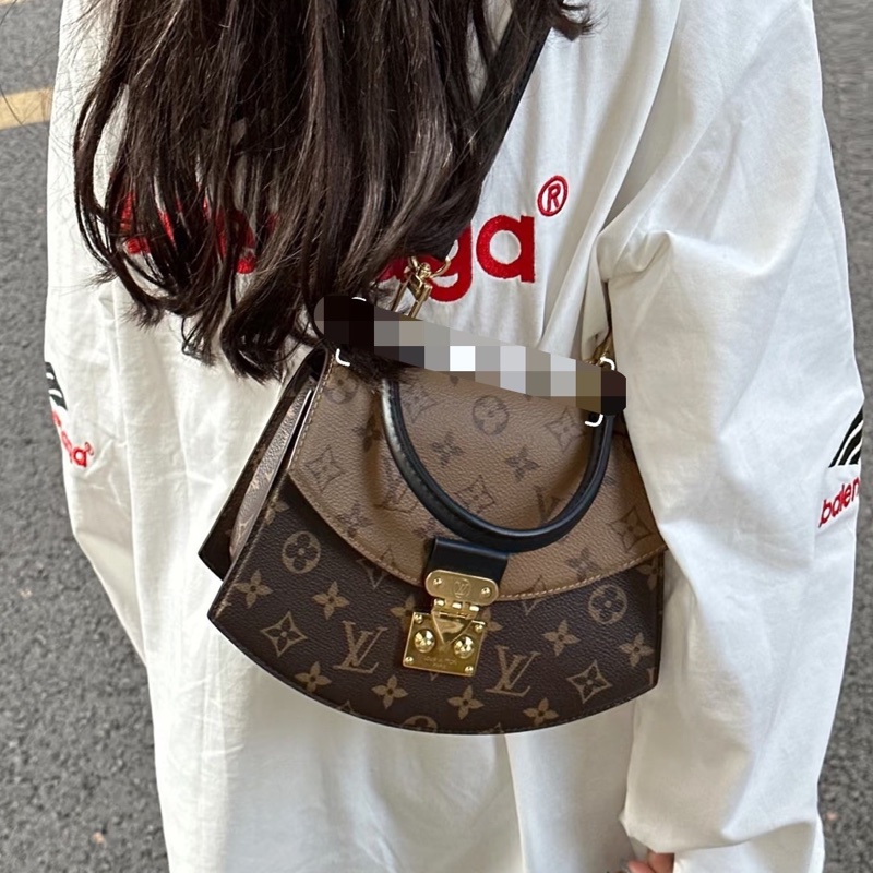 品味巔峰🥹❤️‍🔥Lv路易威登秀款焦糖棕老花拼皮金扣扇子包手提單肩斜挎包-8