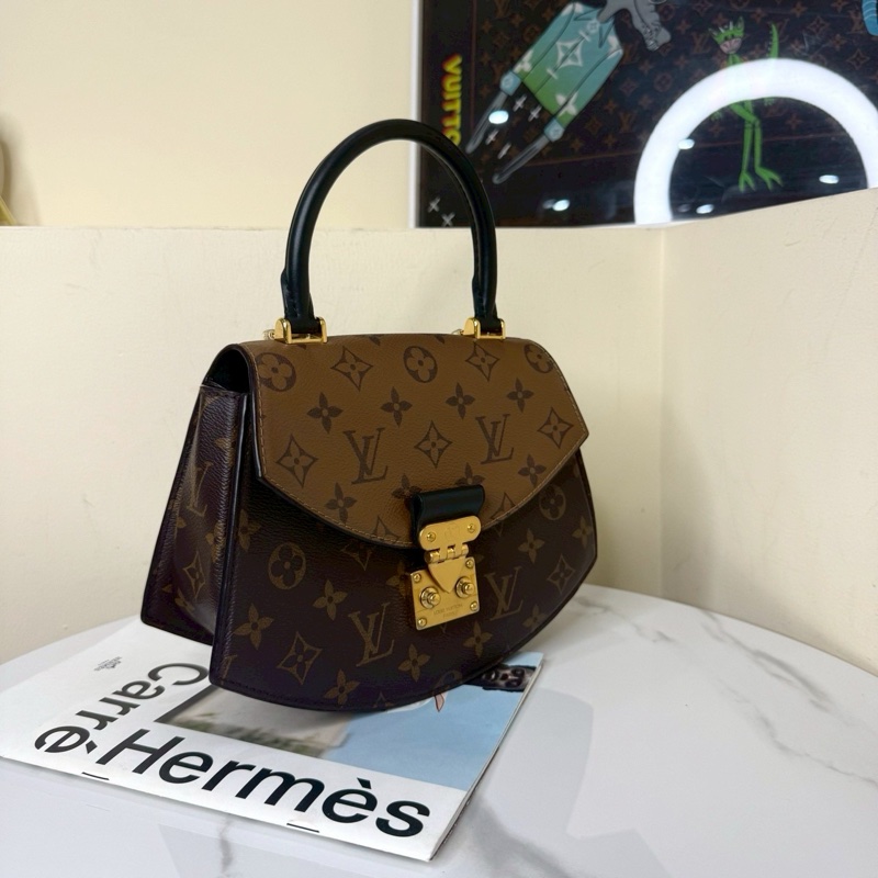 品味巔峰🥹❤️‍🔥Lv路易威登秀款焦糖棕老花拼皮金扣扇子包手提單肩斜挎包-10