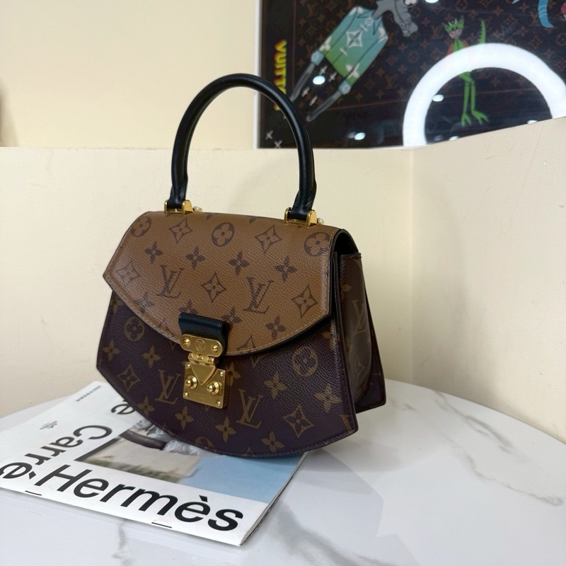 品味巔峰🥹❤️‍🔥Lv路易威登秀款焦糖棕老花拼皮金扣扇子包手提單肩斜挎包-11