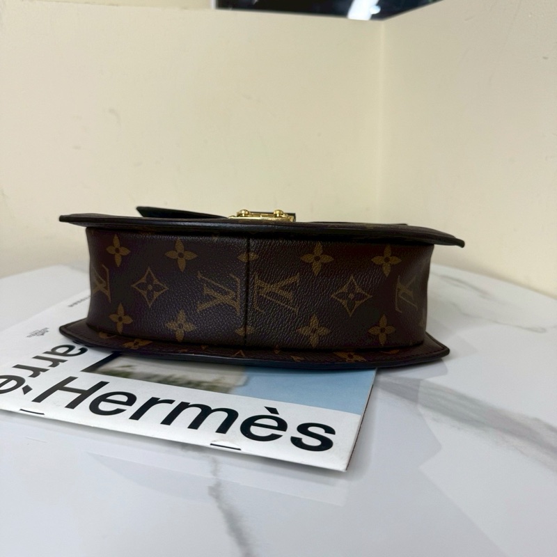 品味巔峰🥹❤️‍🔥Lv路易威登秀款焦糖棕老花拼皮金扣扇子包手提單肩斜挎包-13