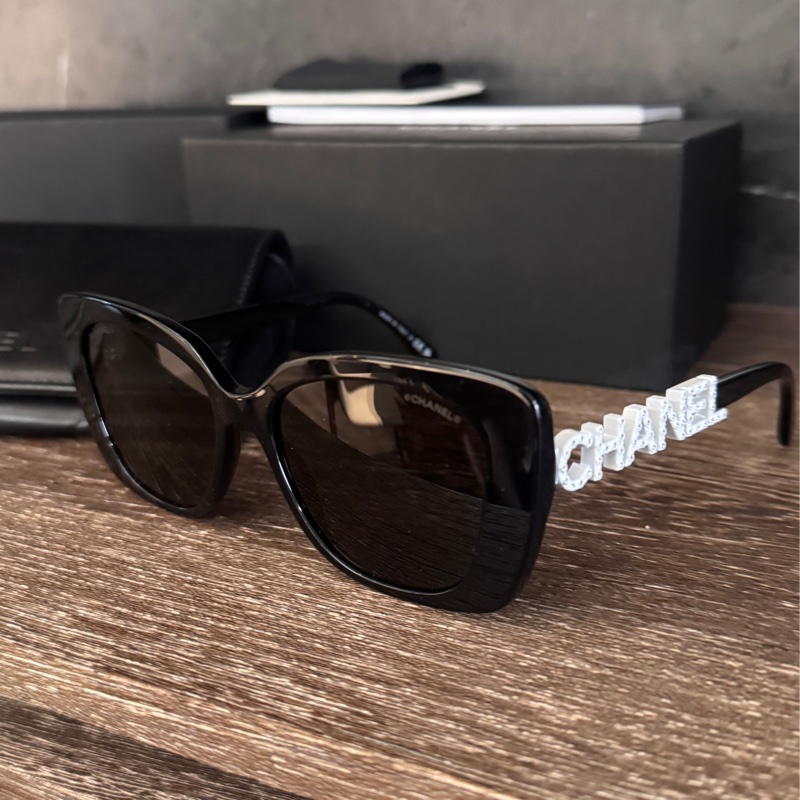 甜售近全新香奈兒Chanel爆款白色水鑽字母太陽眼鏡         黑框墨鏡-0