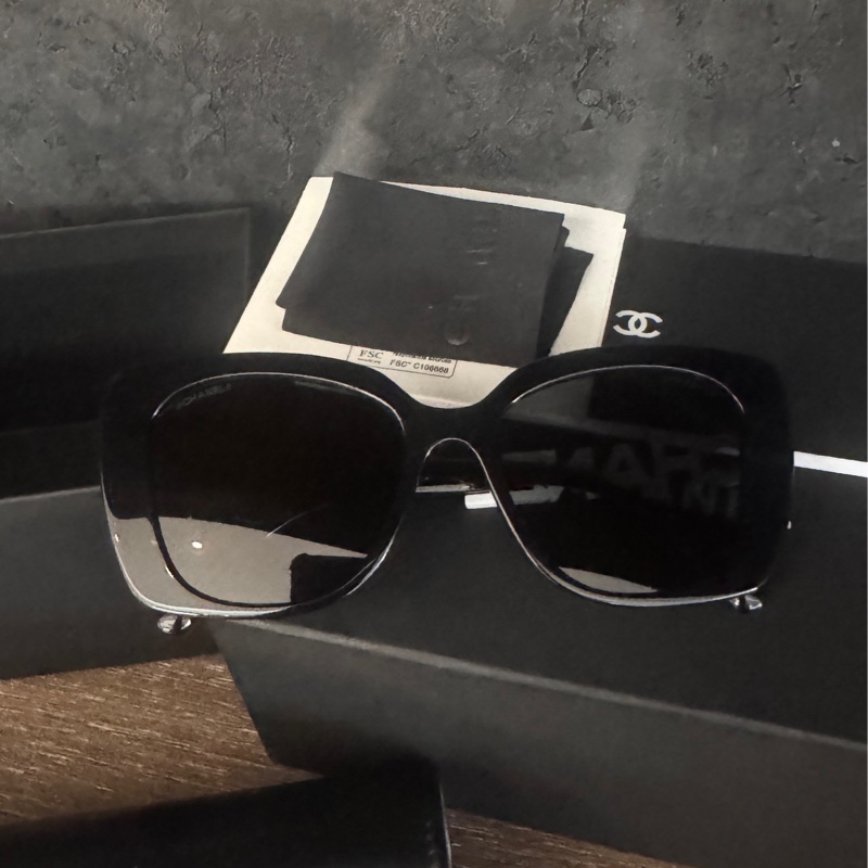 甜售近全新香奈兒Chanel爆款白色水鑽字母太陽眼鏡         黑框墨鏡-1
