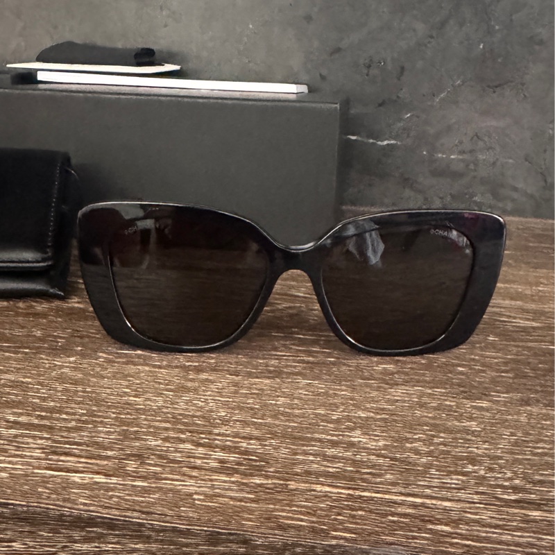 甜售近全新香奈兒Chanel爆款白色水鑽字母太陽眼鏡         黑框墨鏡-3