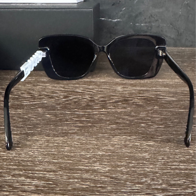 甜售近全新香奈兒Chanel爆款白色水鑽字母太陽眼鏡         黑框墨鏡-5