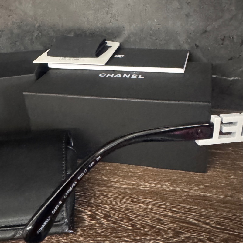 甜售近全新香奈兒Chanel爆款白色水鑽字母太陽眼鏡         黑框墨鏡-6