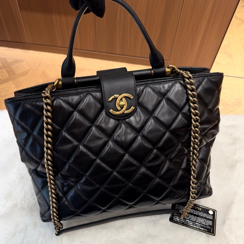 Chanel香奈兒 黑金油蠟牛皮托特包單肩包 底長31cm 23開有卡。-0