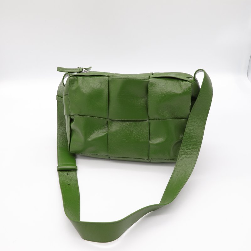 超級新（新款♥️男女皆可）Bottega Veneta 寶緹嘉 Arco 草綠色 牛皮 大格子 編織 相機包-2