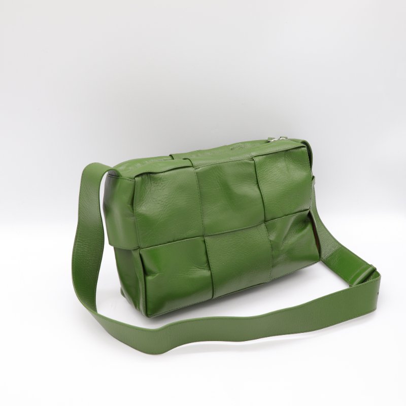 超級新（新款♥️男女皆可）Bottega Veneta 寶緹嘉 Arco 草綠色 牛皮 大格子 編織 相機包-3