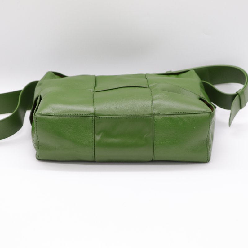 超級新（新款♥️男女皆可）Bottega Veneta 寶緹嘉 Arco 草綠色 牛皮 大格子 編織 相機包-7