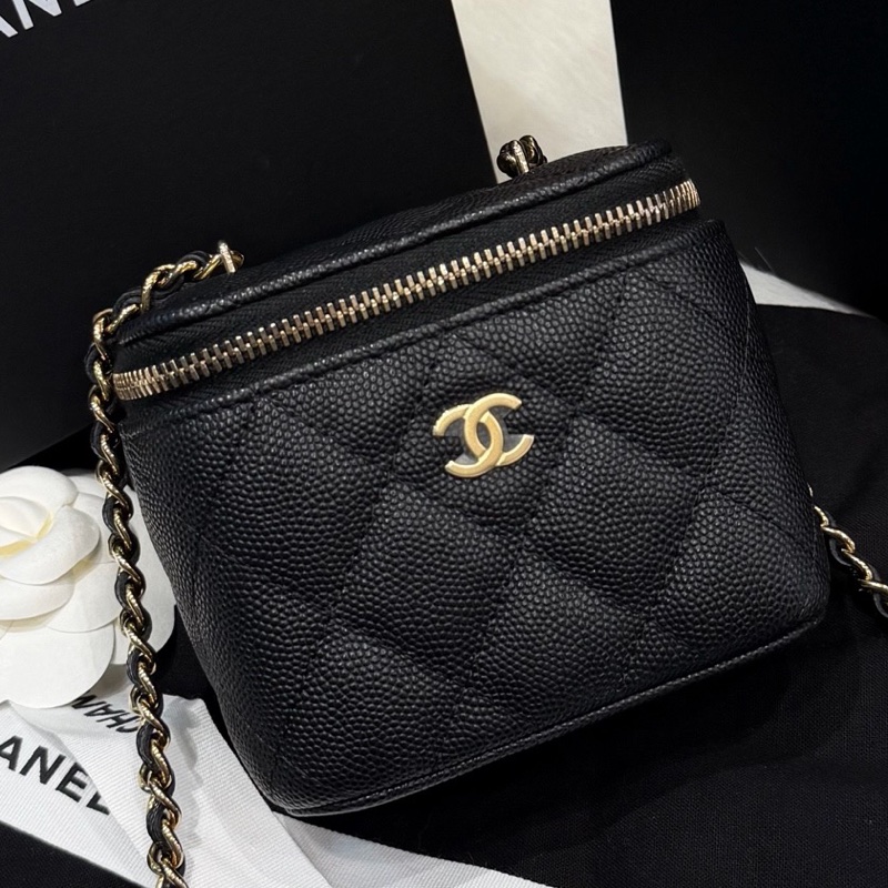 閒置未使用 Chanel香奈兒 23C黑金荔枝牛皮化妝盒子包 附件：防塵袋 盒子。-0