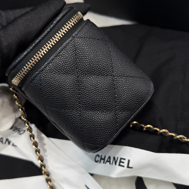 閒置未使用 Chanel香奈兒 23C黑金荔枝牛皮化妝盒子包 附件：防塵袋 盒子。-2