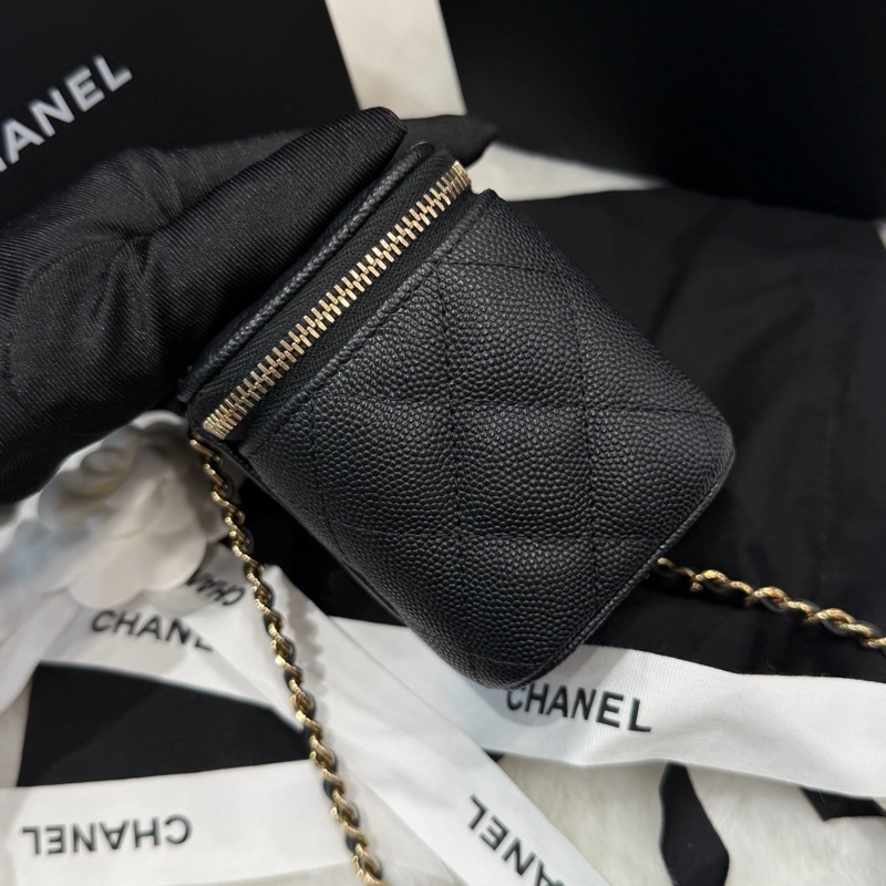 閒置未使用 Chanel香奈兒 23C黑金荔枝牛皮化妝盒子包 附件：防塵袋 盒子。-3