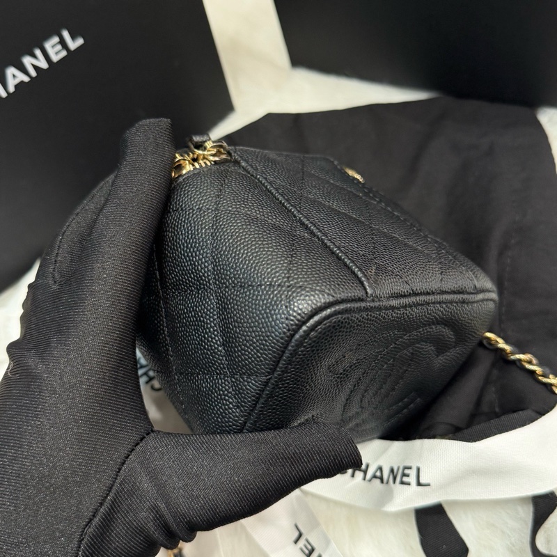 閒置未使用 Chanel香奈兒 23C黑金荔枝牛皮化妝盒子包 附件：防塵袋 盒子。-6