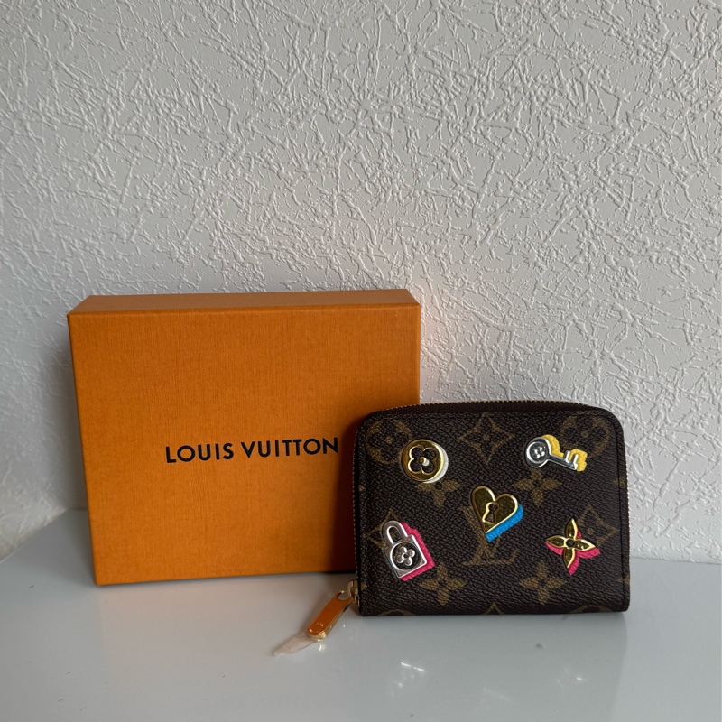 LV花紋愛心鑰匙ㄇ拉零錢包👛必買✨✨-0