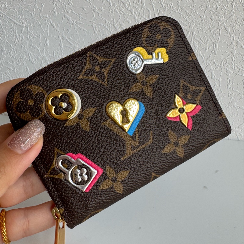 LV花紋愛心鑰匙ㄇ拉零錢包👛必買✨✨-9