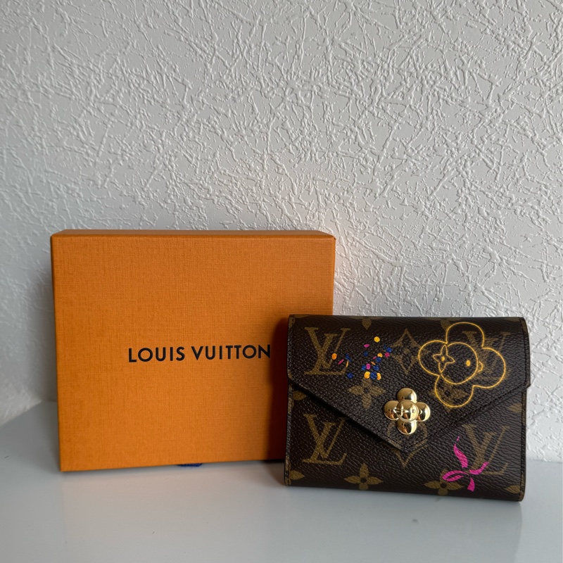 LV花紋Vivienne 內桃三折短夾 超好看😻😻-0