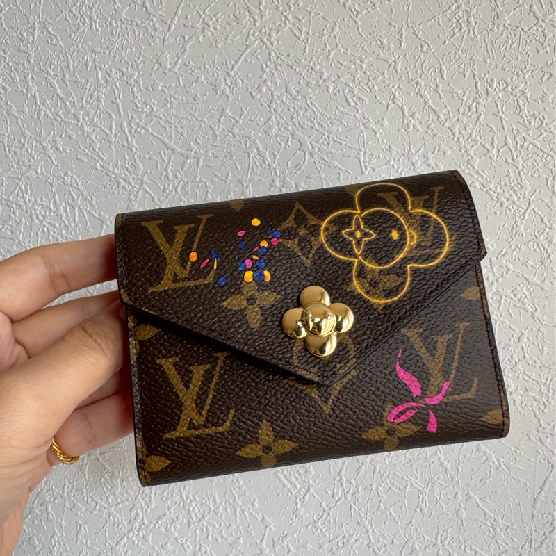 LV花紋Vivienne 內桃三折短夾 超好看😻😻-1