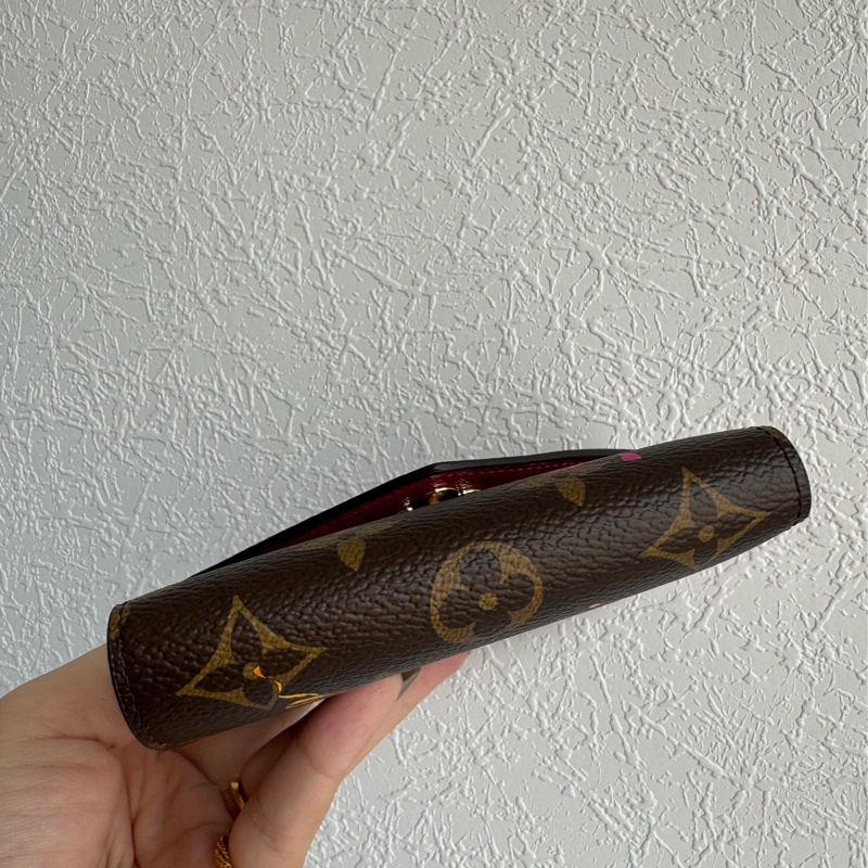 LV花紋Vivienne 內桃三折短夾 超好看😻😻-5