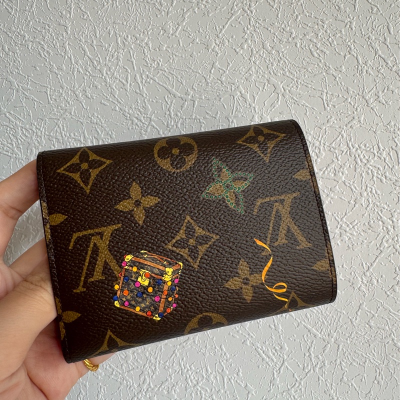 LV花紋Vivienne 內桃三折短夾 超好看😻😻-6