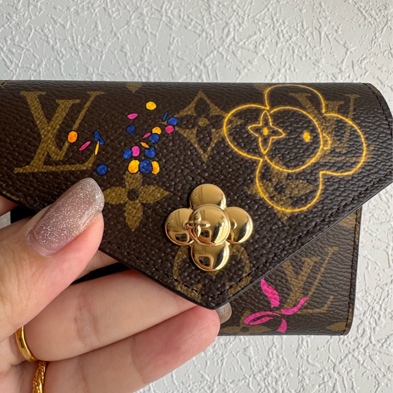 LV花紋Vivienne 內桃三折短夾 超好看😻😻-11
