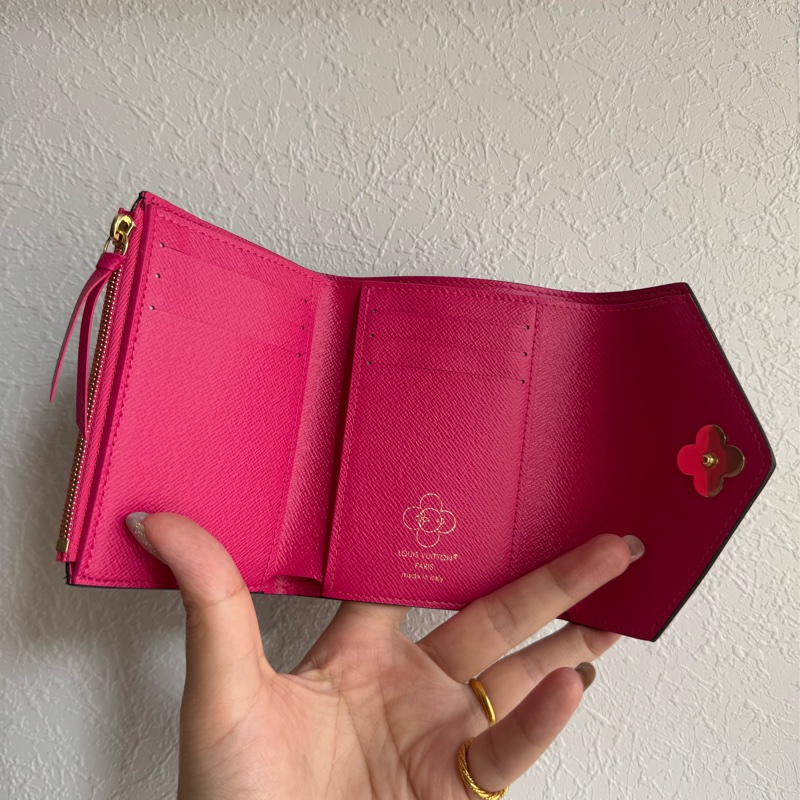 LV花紋Vivienne 內桃三折短夾 超好看😻😻-13